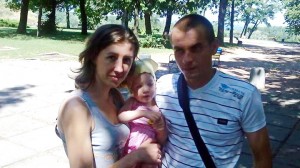 Олександр Осейко з дружиною Юлею та донечкою Дашею facebook.com