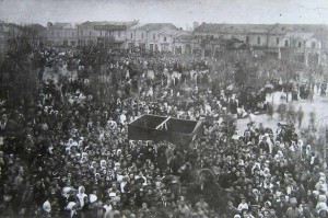 На фото мітинг черкащан в день святкування Першого травня 1917 року