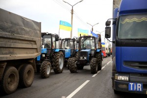 Сьогодні арграрії заблокували трасу Київ-Одеса на Уманщині, протестуючи проти дій уряду. Фото Романа Чорномаза