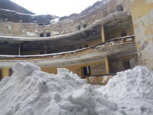 Глядацька зала Черкаського обласного театру, яка найбільше постраждала від пожежі 1 липня 2015 року, зараз засипана снігом - в ОДА не встигли овоїти бюджетні кошти божай на накриття театру