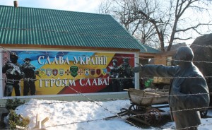 Дорогу до музею слави української зброї вказує скинутий з п'єдесталу Ленін
