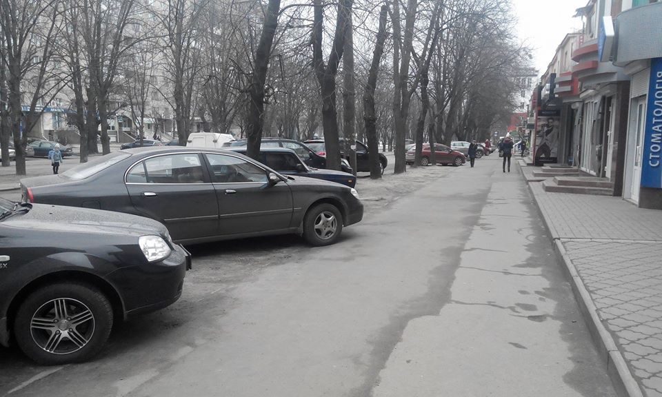 У центрі Черкас звично паркуються де прийдеться. Фото з фейсбуку Ярослава Лаврова