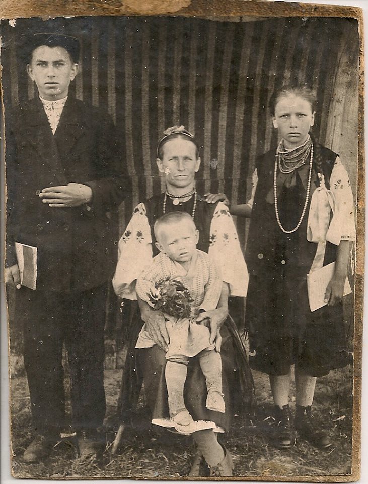 Фото з будинку Гарбузенко (Заболотньої – дівоче) Марії Іванівни (1932 р.н.) з с. Розсошинці Чигиринського району.