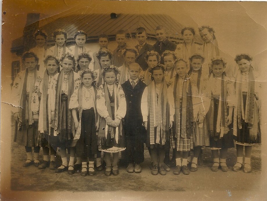 Фото із с. Погорільці Чигиринського району. Дитячий колектив у національних костюмах.