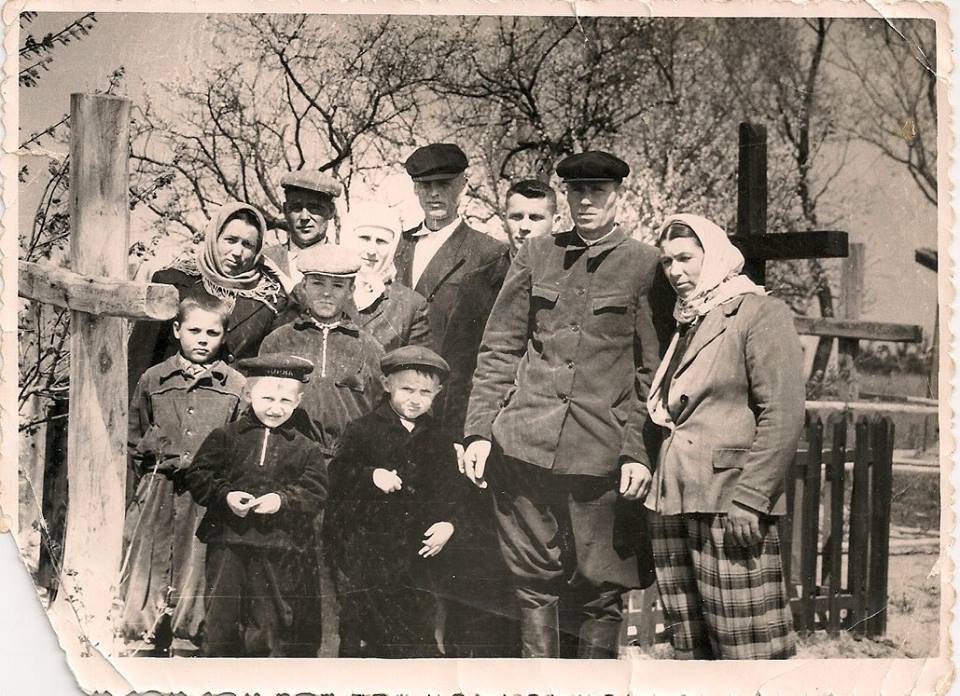 Фото з будинку Науменко (Дивнич – дівоче) Мотрі Павлівни (1925 р.н.). с. Розсошинці Чигиринського району. Поминальні дні 