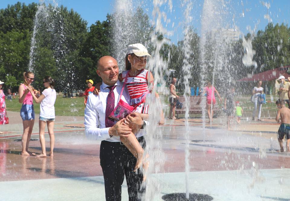 Міський голова Черкас Анатолій Бондаренко на відкритті фонтану встиг і виступити, і скупатися, і з містянами пофотографуватися