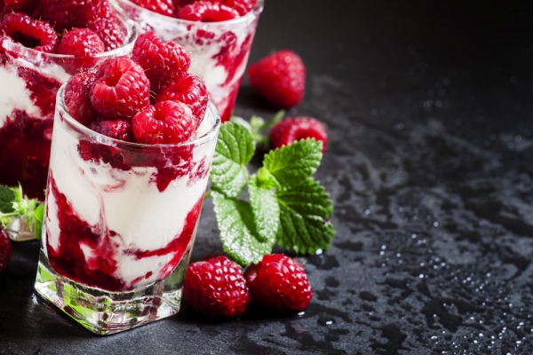 Морозиво "Довголіття" – йогурт і малина. Фото 5PH/Depositphotos